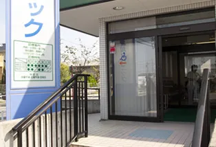 入口は段差がなく自動ドアです