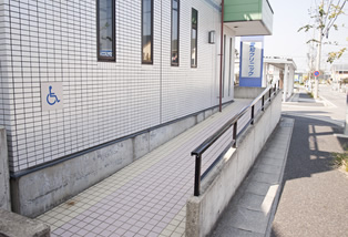 入口脇の緩やかなスロープです