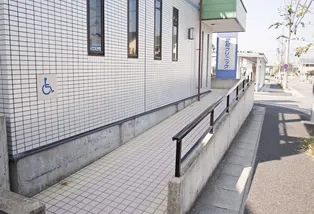 入口脇の緩やかなスロープです