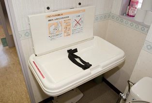 トイレにはベビーベッドがあります